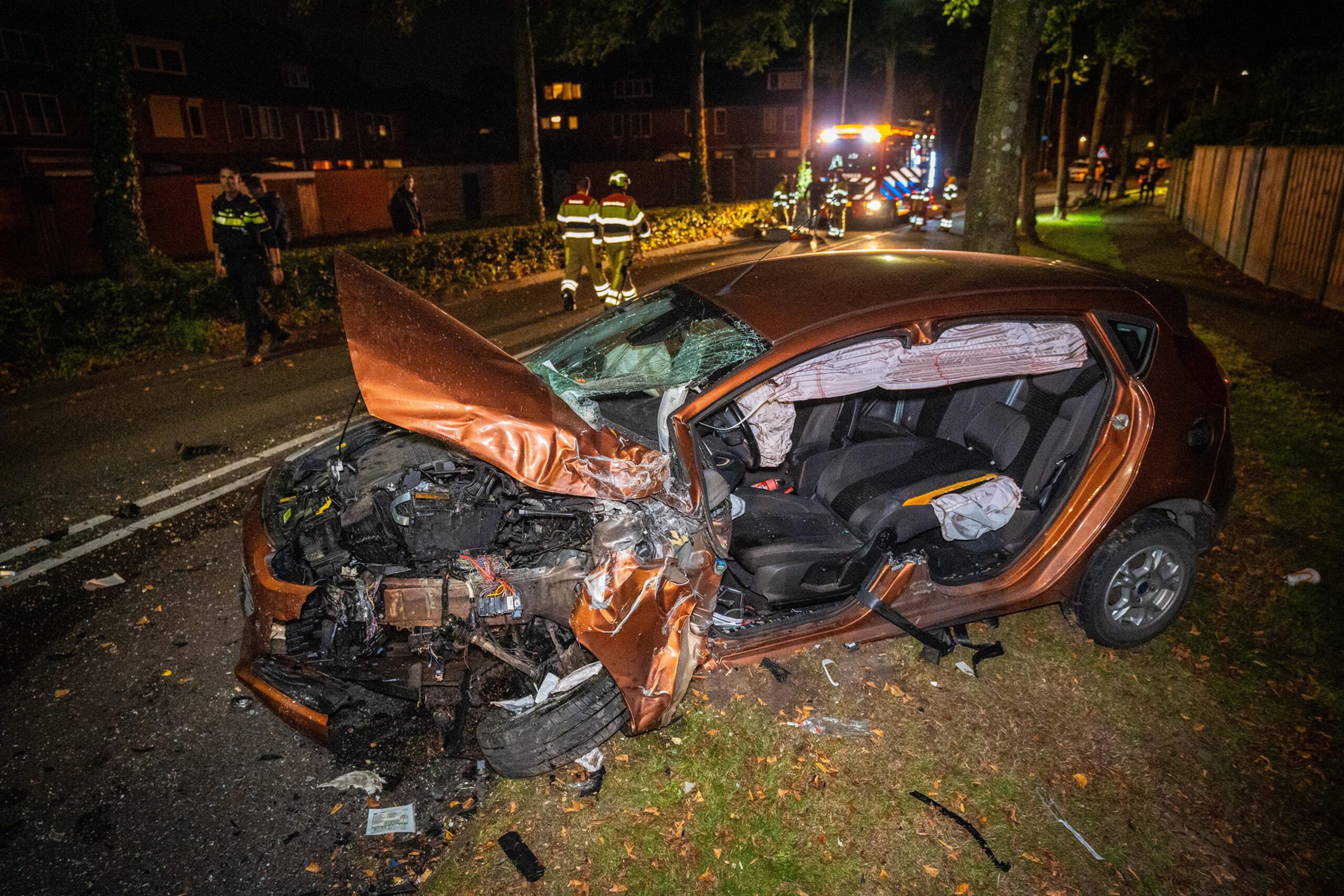 Ernstig ongeluk tussen bus en auto, vrouw zwaargewond