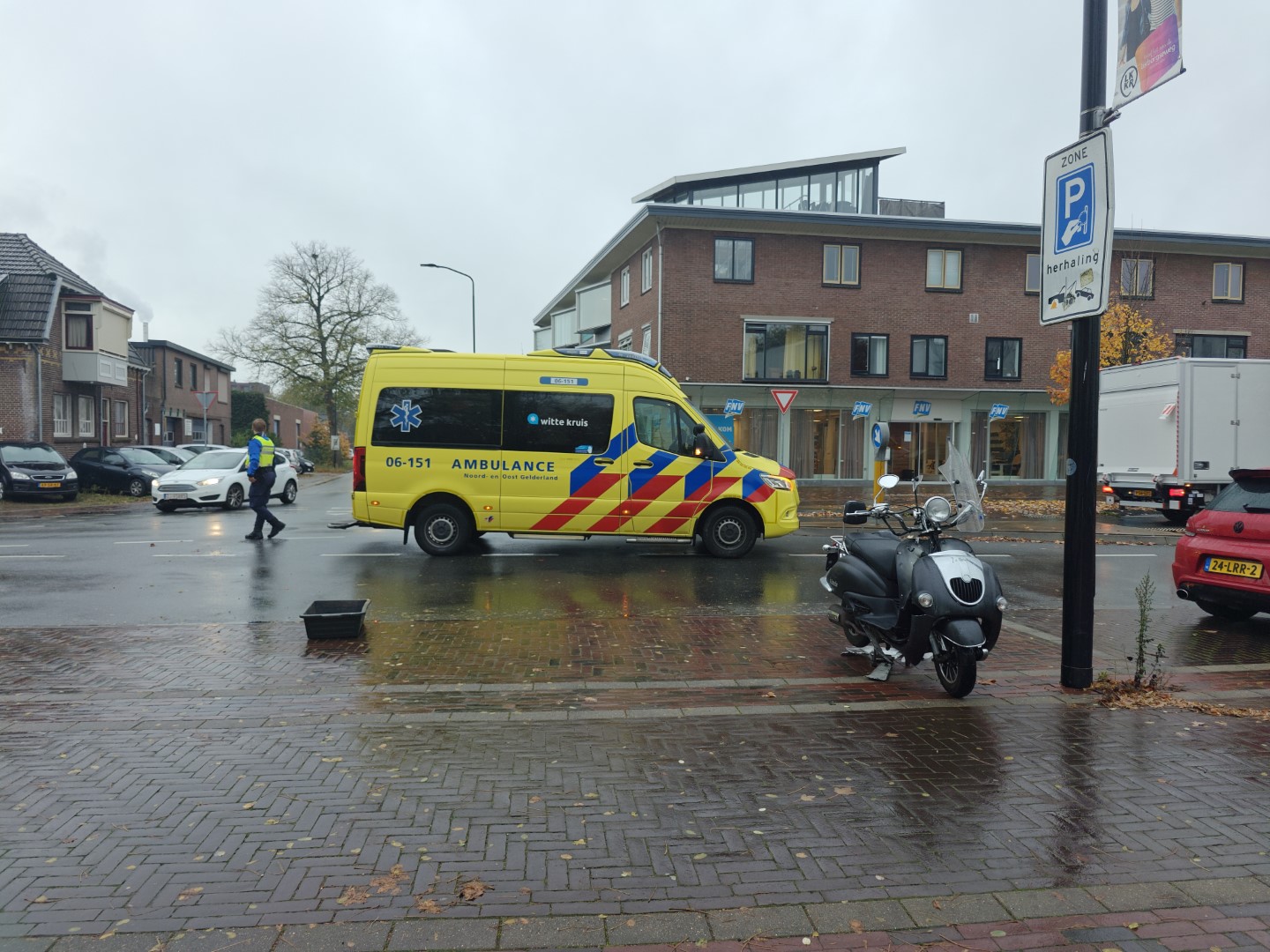 Automobilist komt in botsing met scooterrijder