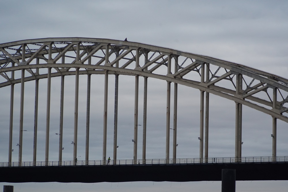 Waalbrug afgesloten vanwege persoon op boog