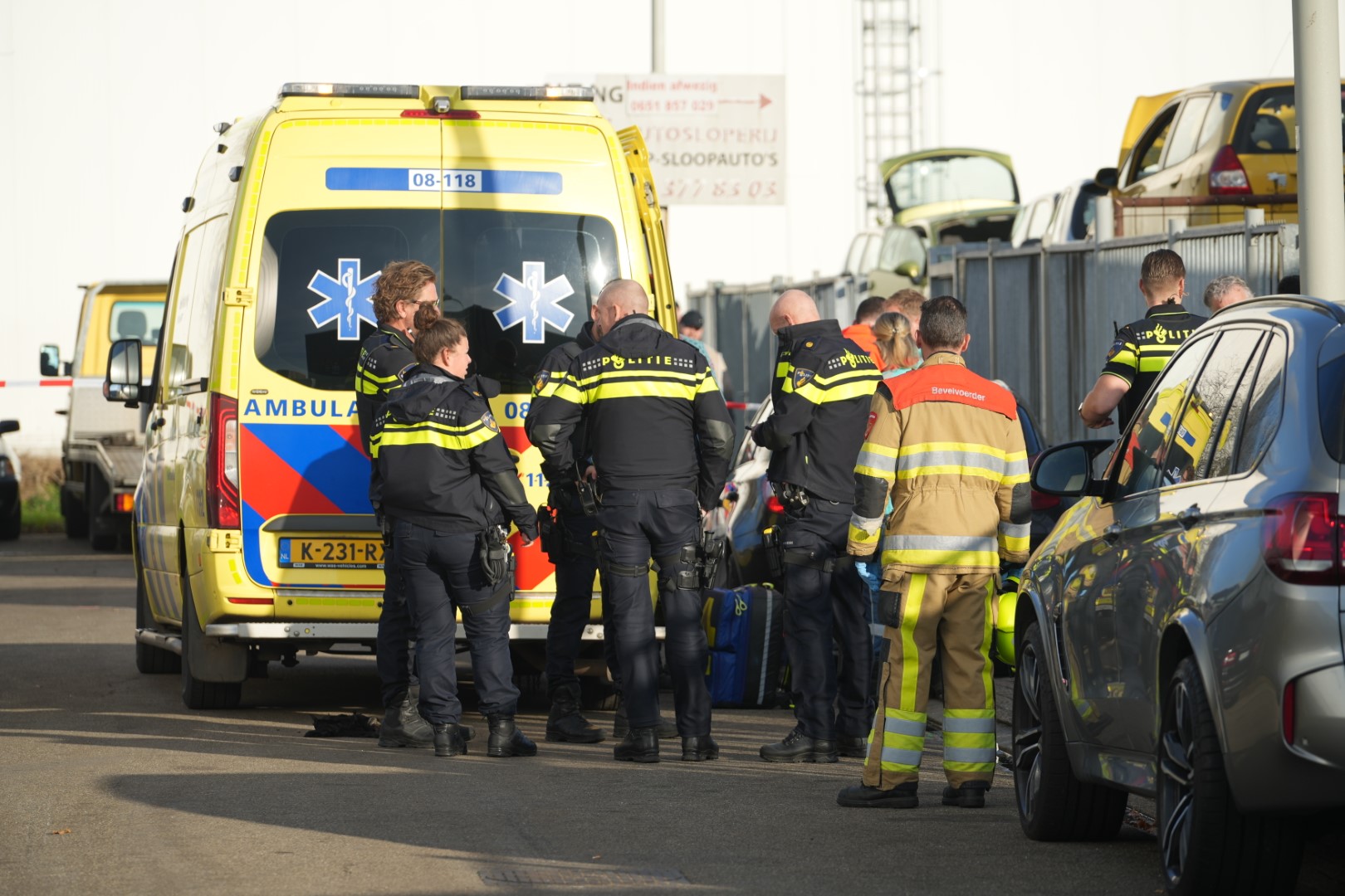 Persoon in brand bij een autobedrijf