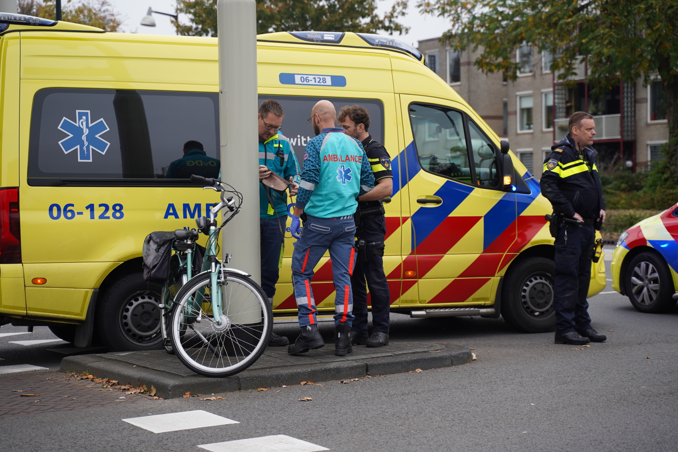 Fietser komt hard ten val op kruising en raakt gewond