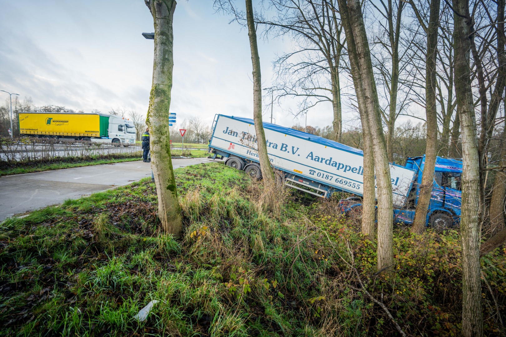 Vrachtwagenchauffeur belandt onderaan talud bij rotonde