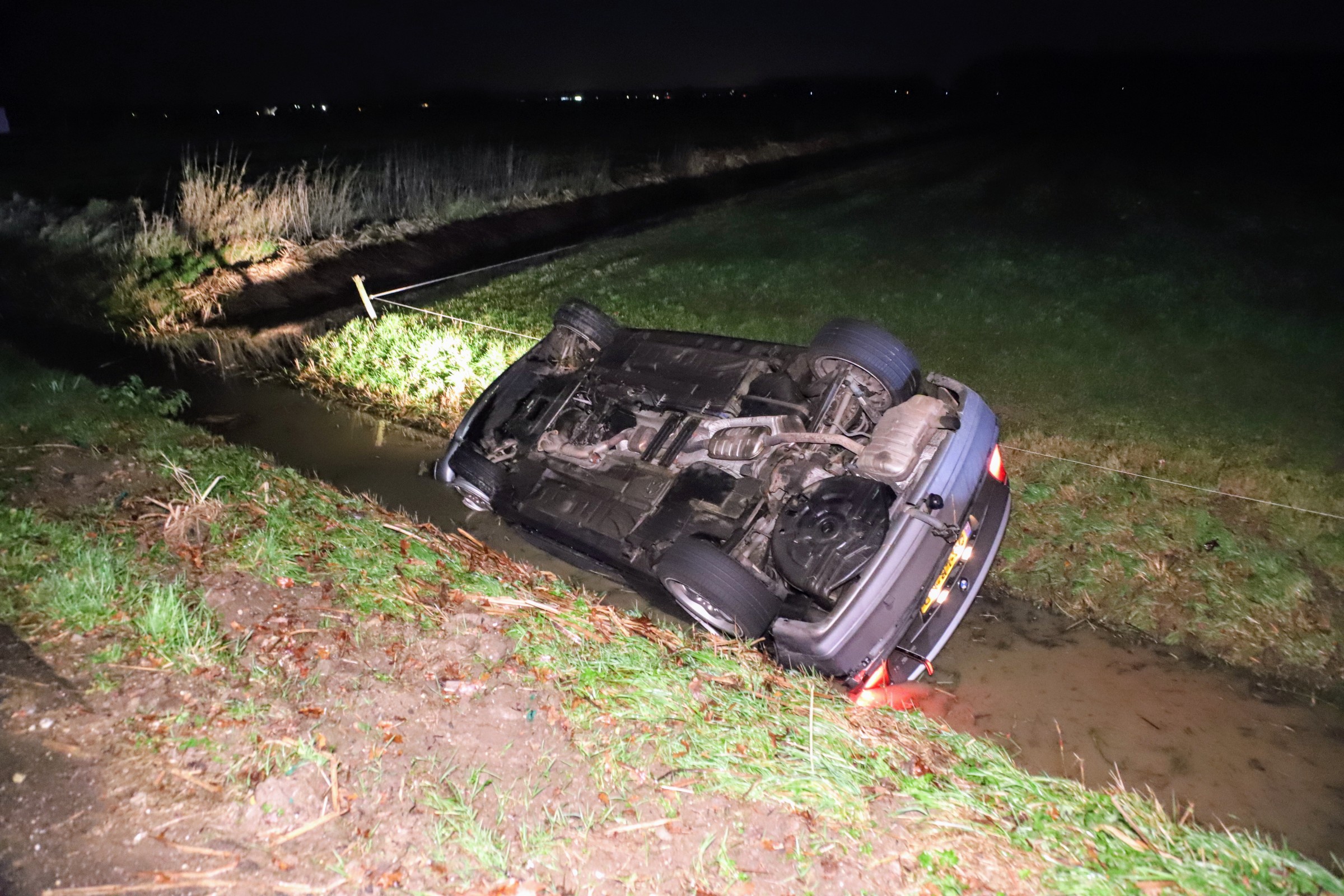 Auto op z’n kop in sloot na inschattingsfout