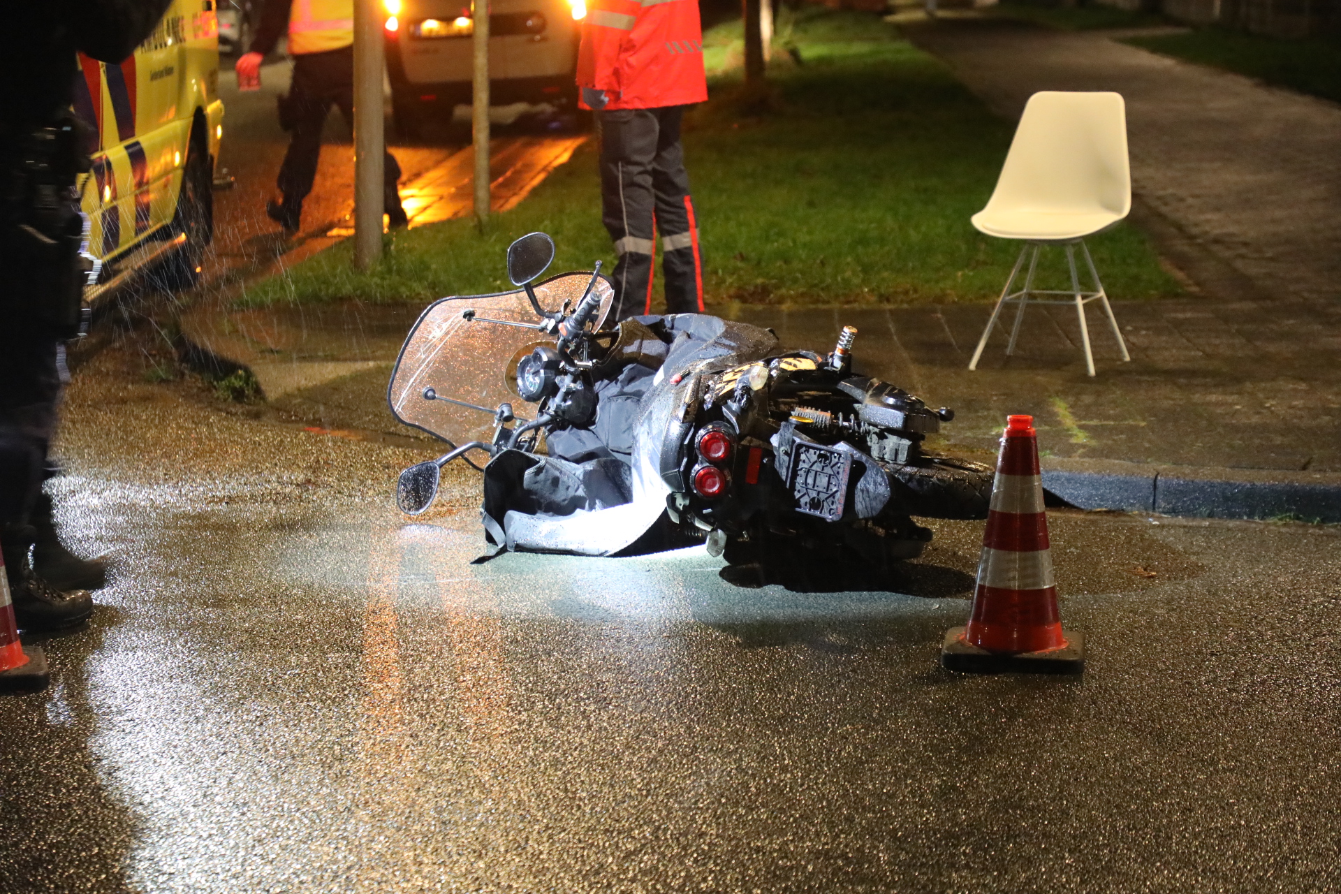 Scooterrijder botst tegen bestelwagen en raakt gewond