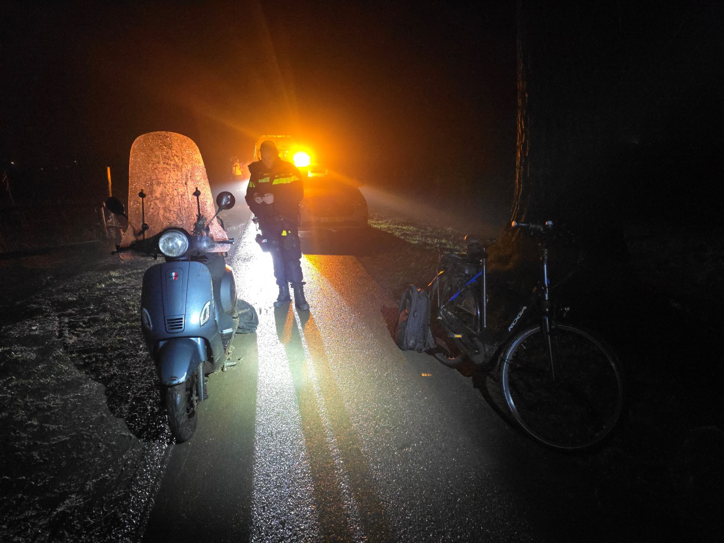 Fietser laat scooterrijdster gewond achter na val door uitwijken