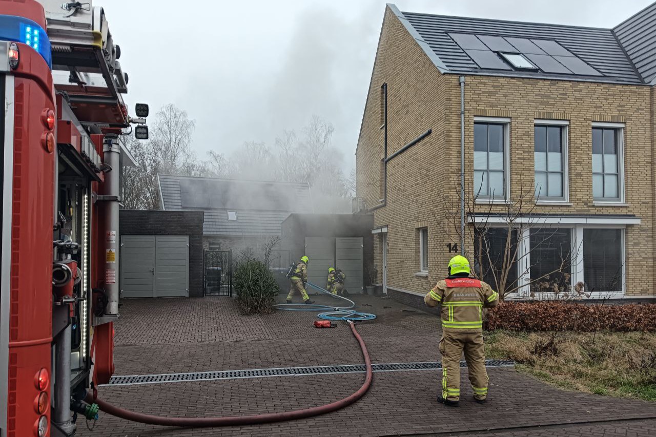 Brand in garage naast woning zorgt voor de nodige schade