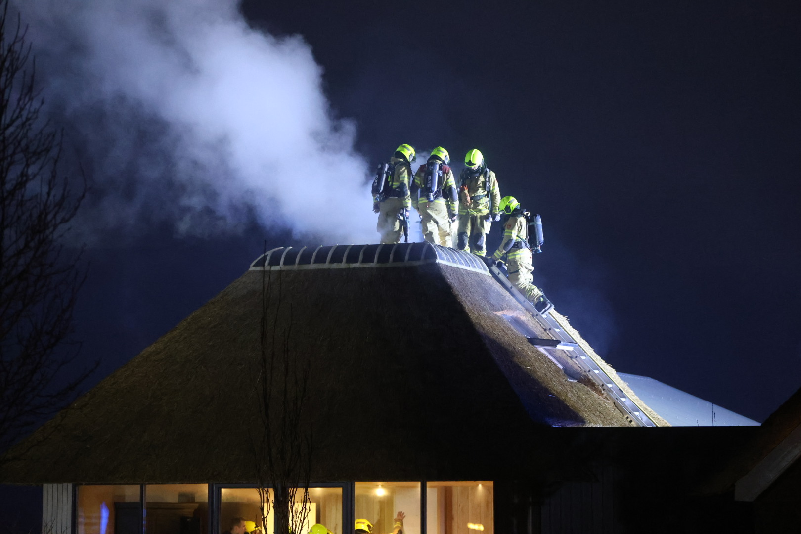 Brand in schoorsteen van woning met rietendak