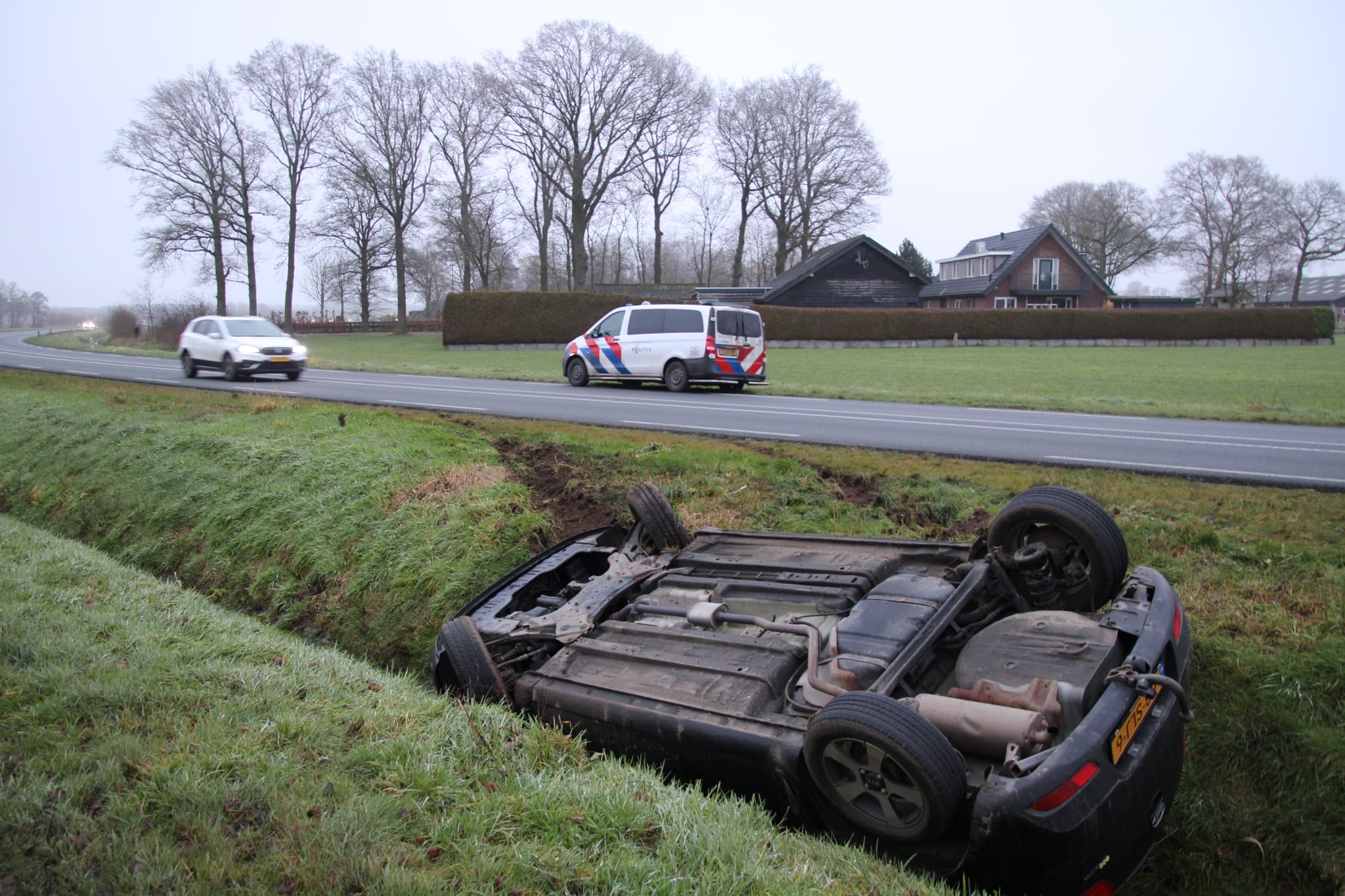 Auto slaat over de kop en belandt in sloot