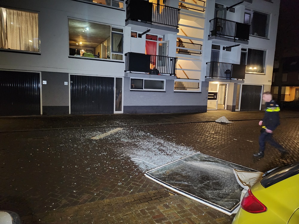 Ramen op straat na explosie in flatwoning