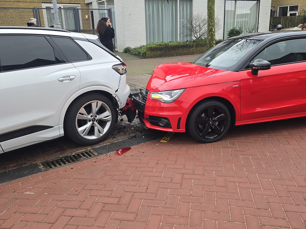 Automobilist botst vol op geparkeerde auto