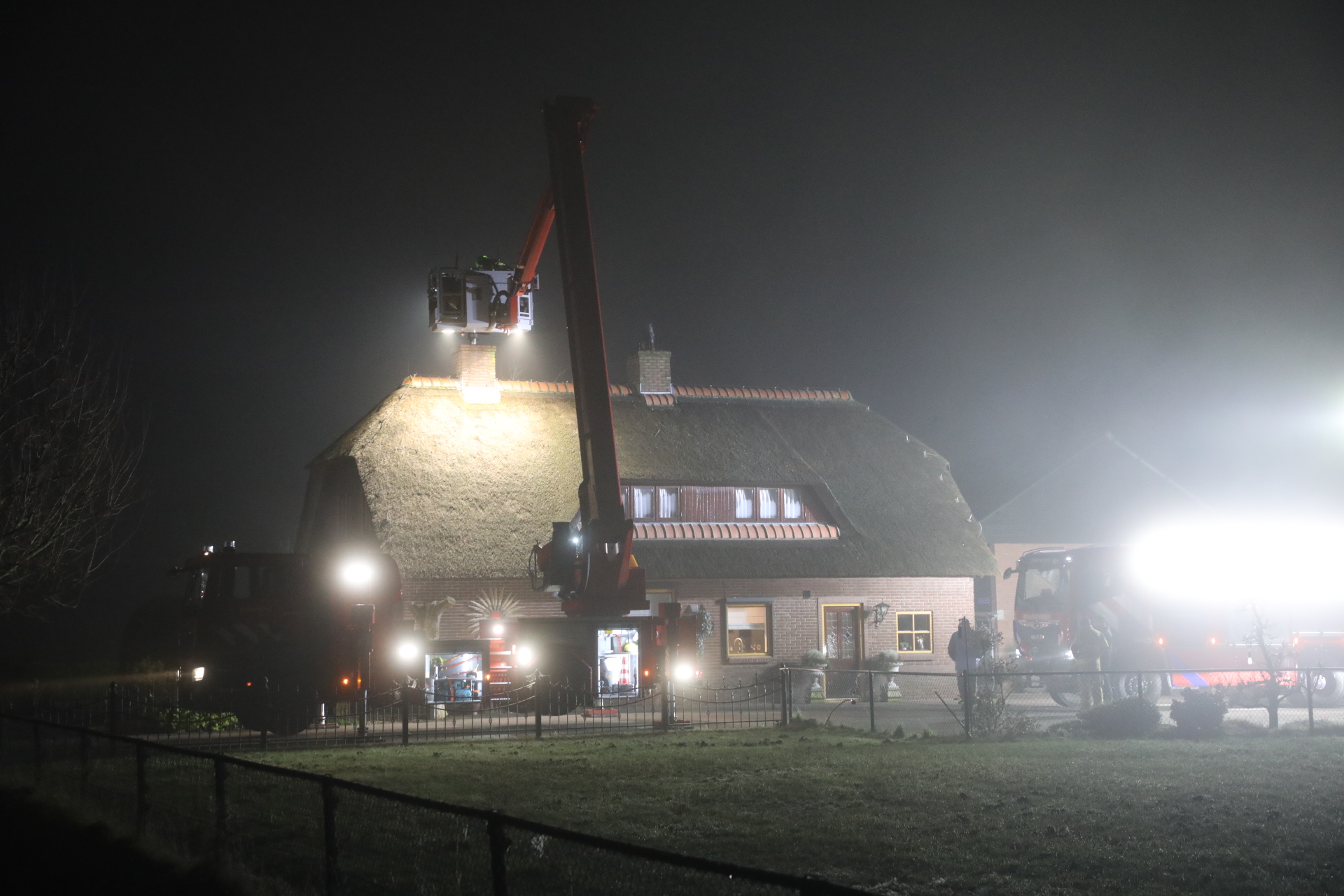 Schoorsteenbrand bij woning met rieten dak snel onder controle