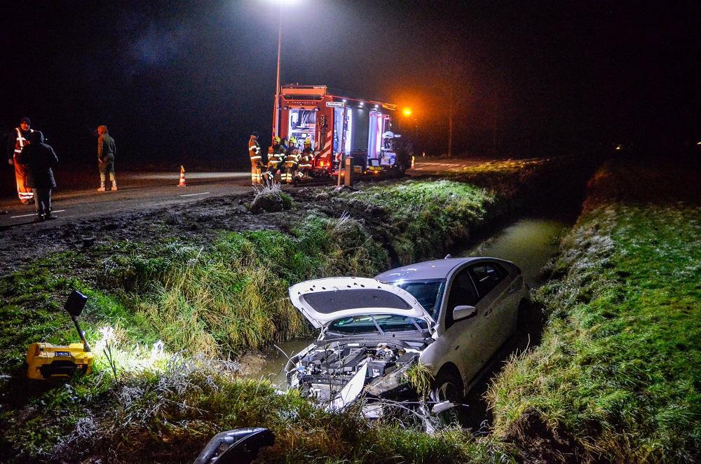 Automobiliste belandt met auto in de sloot