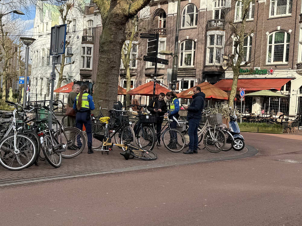 Handhavers controleren op foutgeparkeerde fietsen