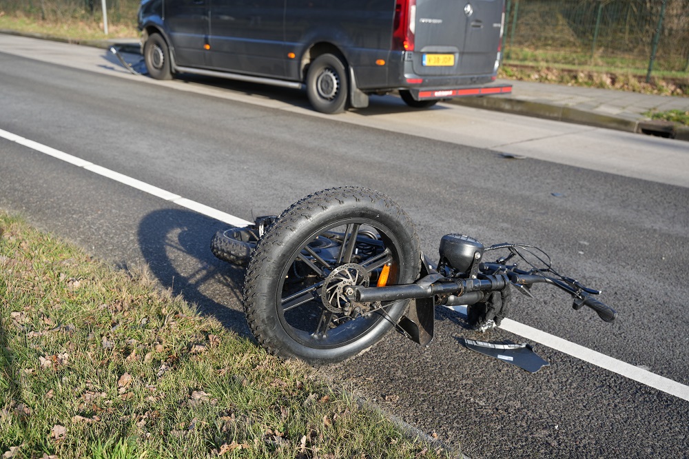 Bestuurder fatbike ernstig gewond na botsing tegen busje