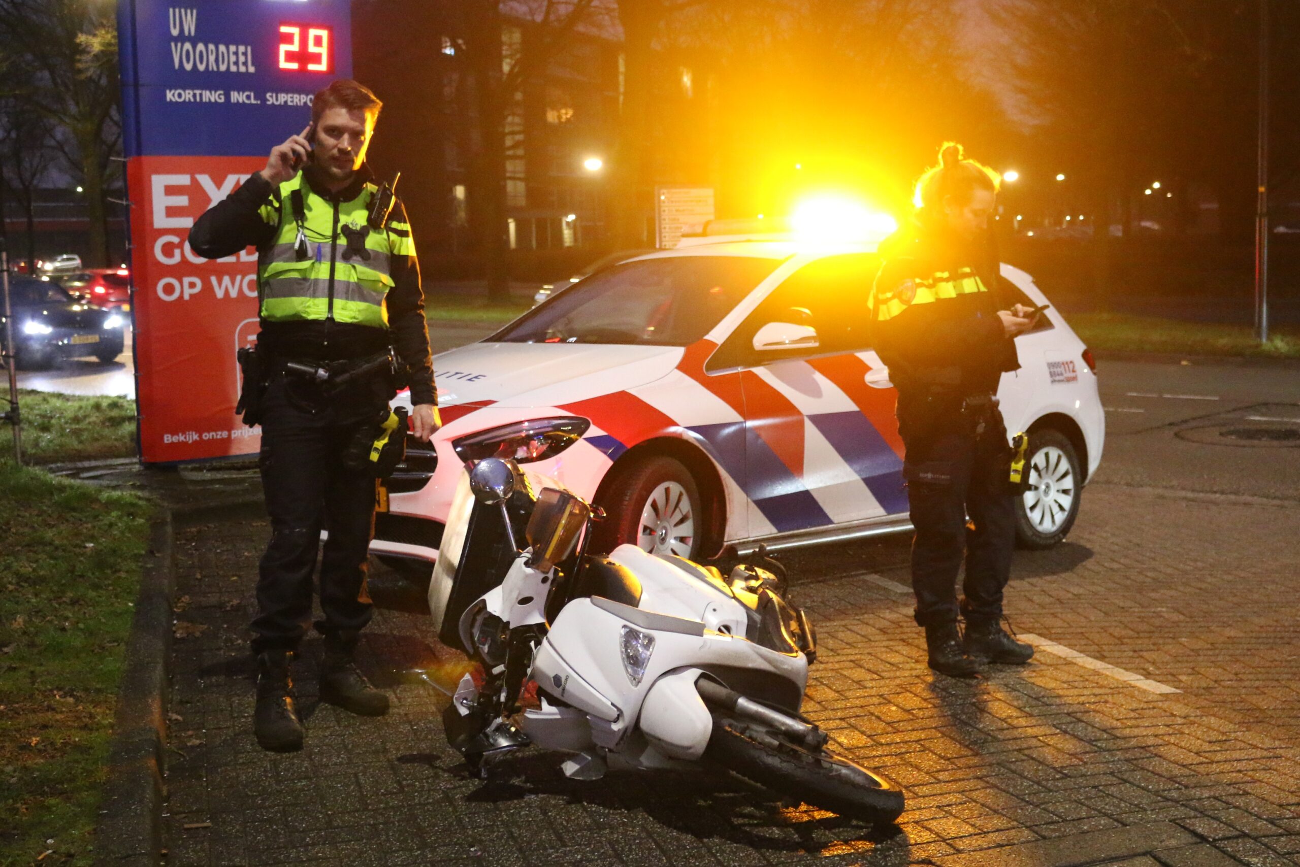 Bezorgscooter knalt achter op een auto