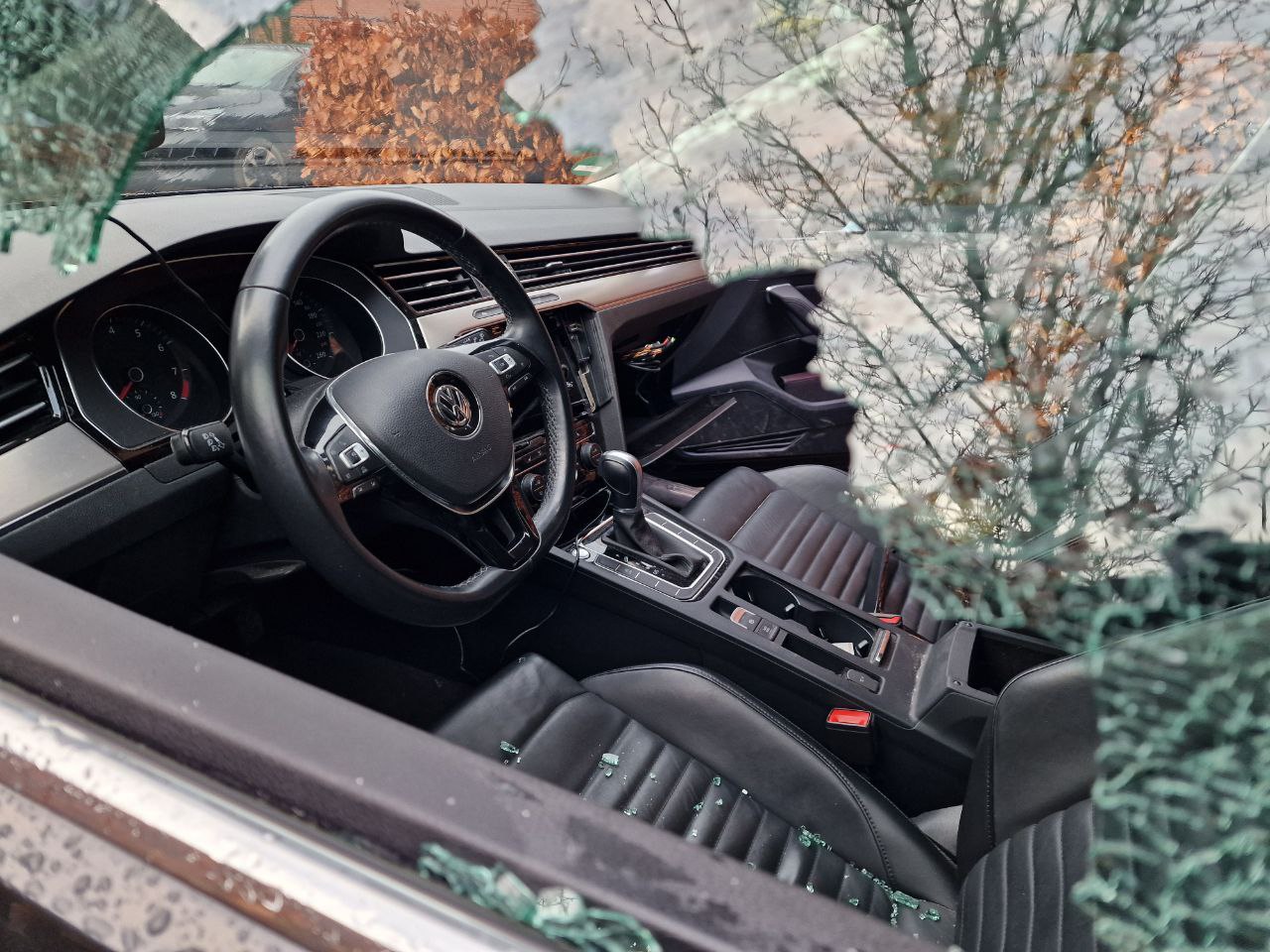 Inbraken in geparkeerde Volkswagen auto’s: multimediaschermen buit gemaakt