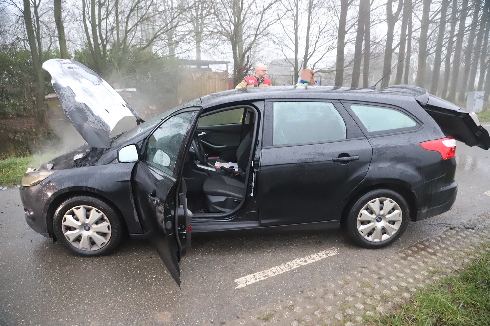 Auto vliegt in brand tijdens het rijden