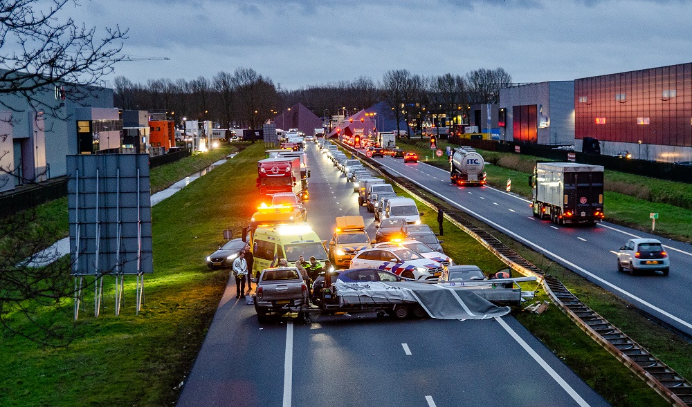 Ravage en gewonden na ongeval, weg dicht