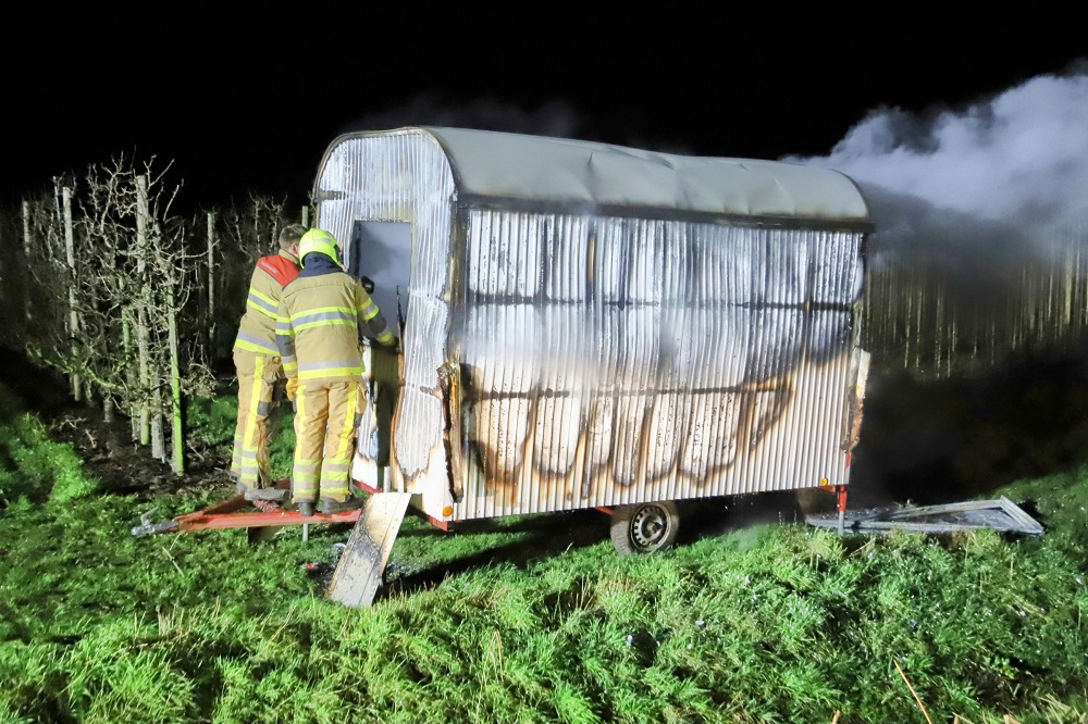 Bouwkeet in brand in boomgaard