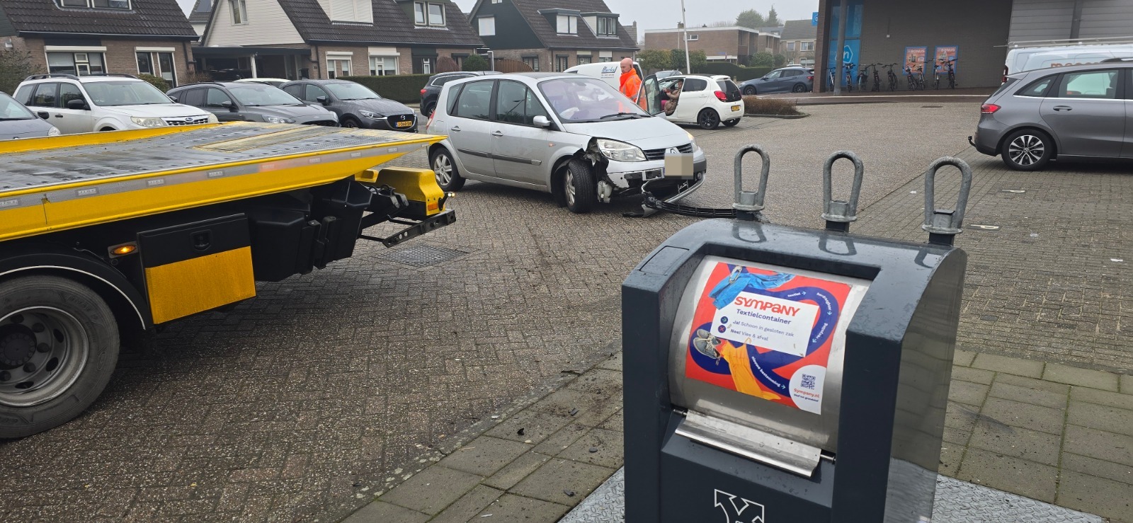 Bestuurder haalt gas en rem door elkaar en knalt tegen een ondergrondse container