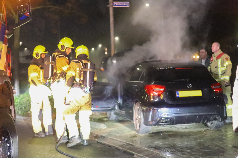 Auto vliegt in brand door technisch mankement