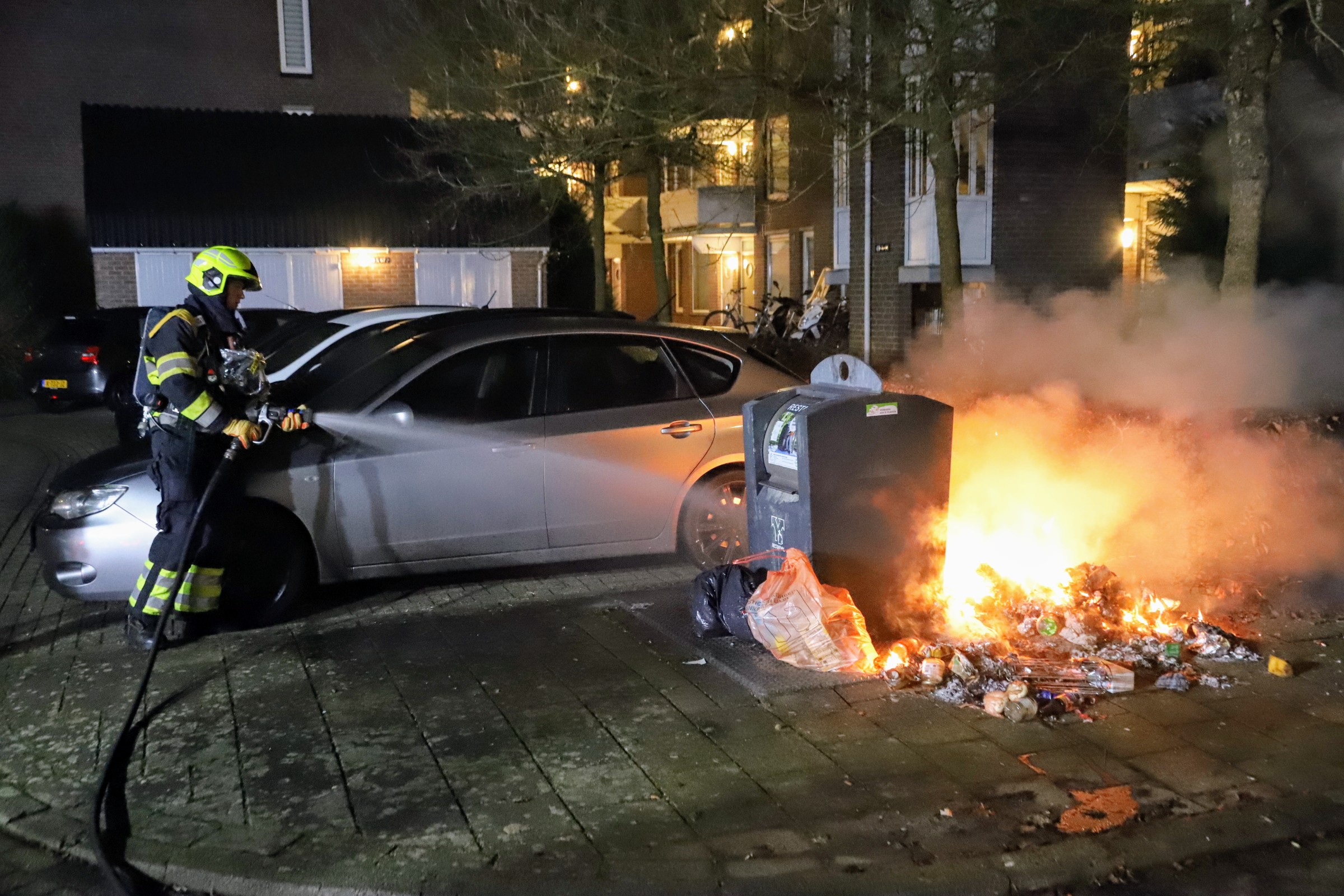 Afval in brand naast ondergrondse container