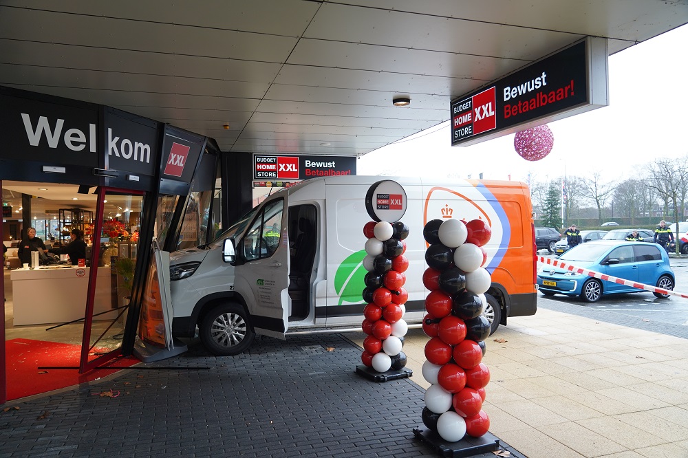 Pakketbezorger ramt gevel van meubelzaak