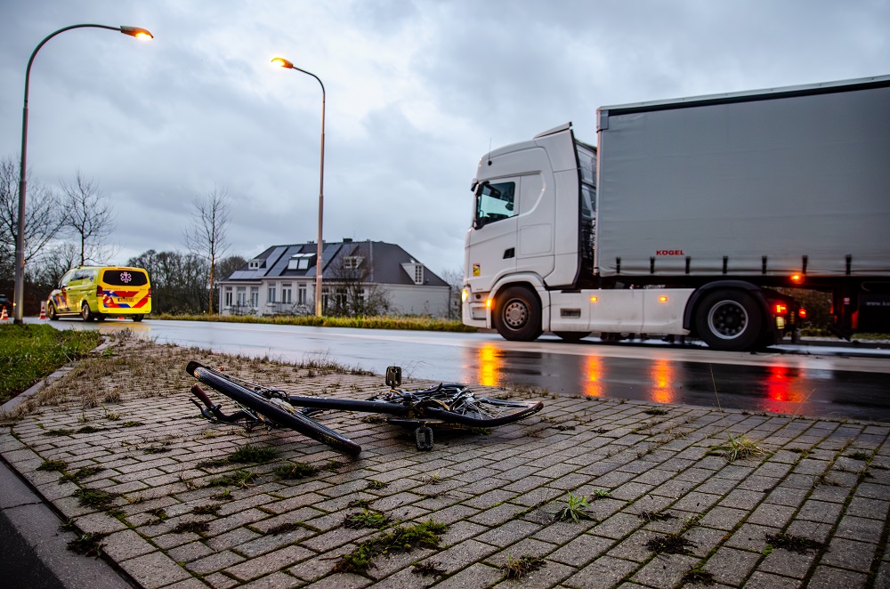 Fietser aangereden door vrachtwagen op rotonde