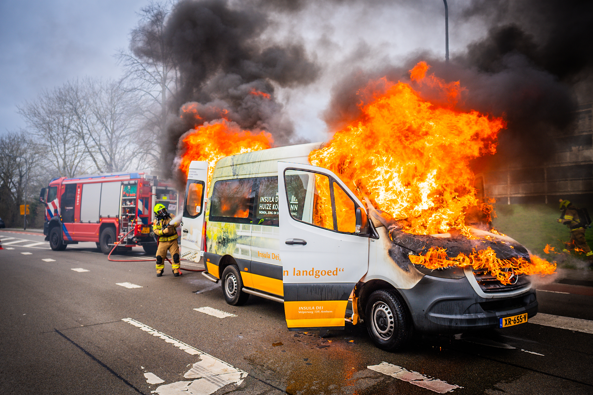 Taxibus met ouderen vliegt in brand in Velp