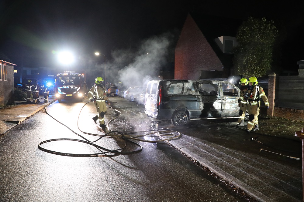 Bestelbus uitgebrand, mogelijk brandstichting