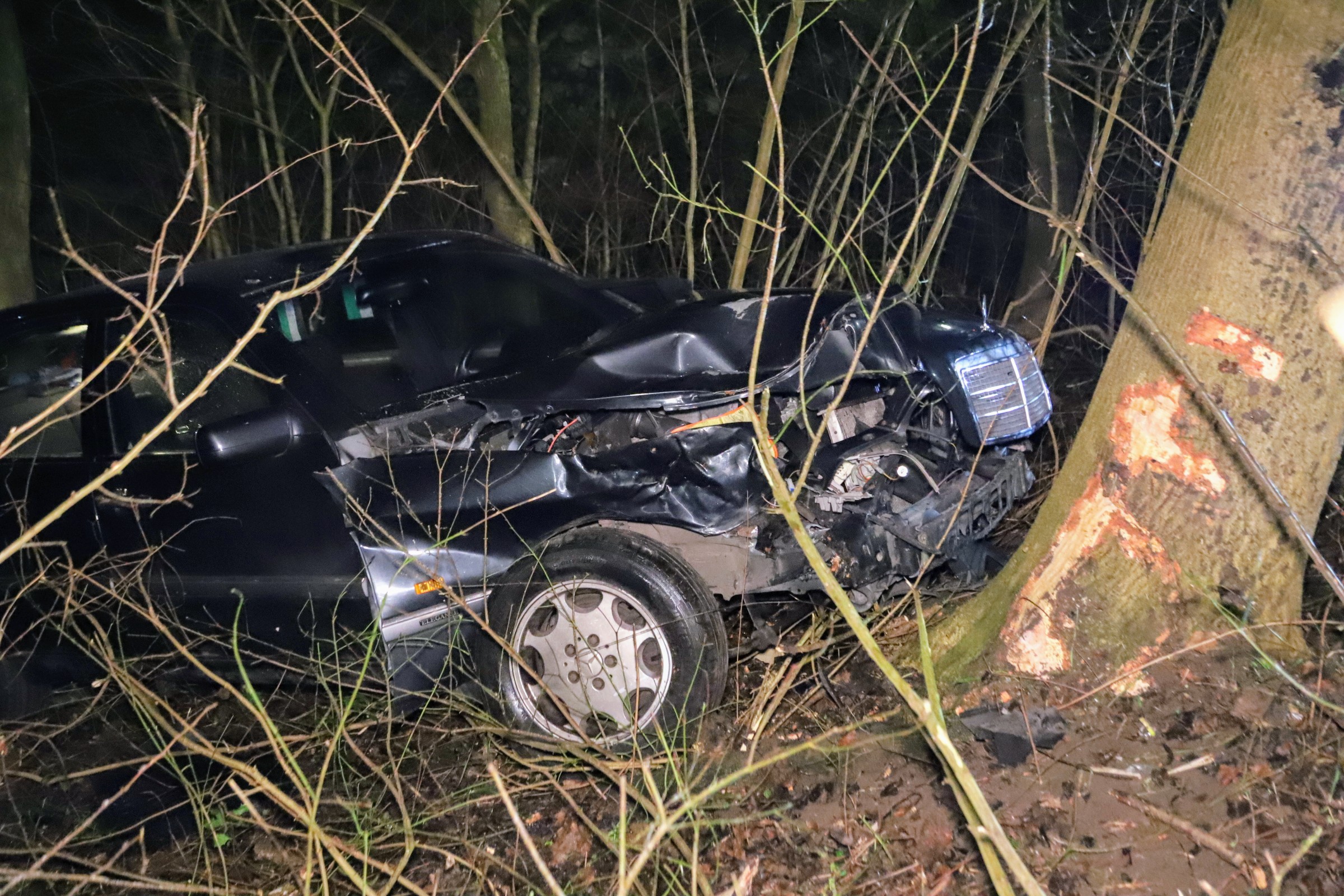 Auto ramt boom op talud, bestuurder gevlucht