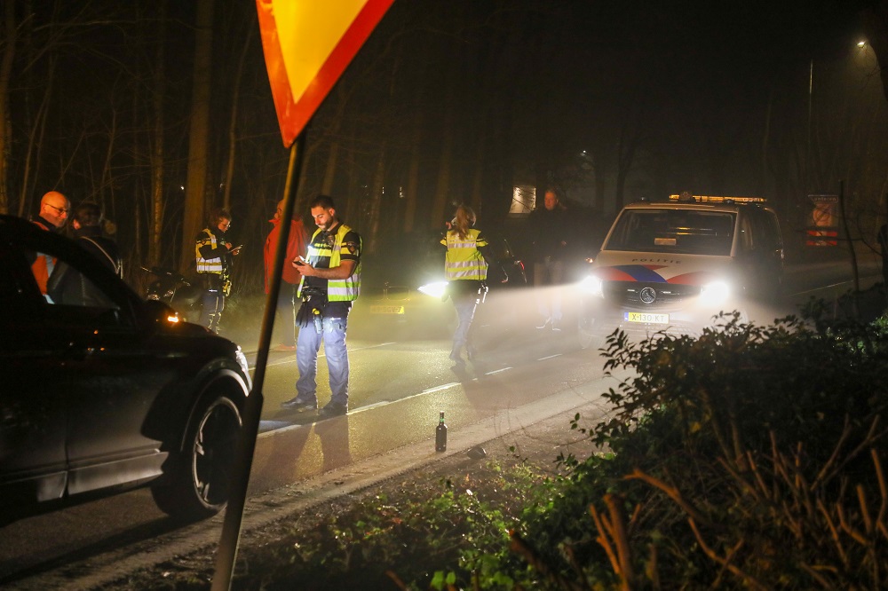 Scooterrijder onder invloed rijdt na val tegen twee auto’s aan