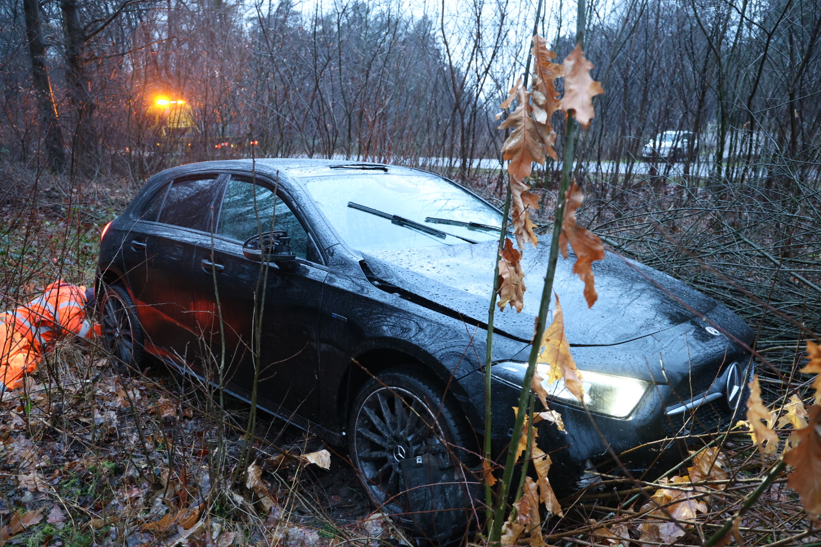Vrouw met engeltje op schouder mist bocht en tiental bomen in Arnhem