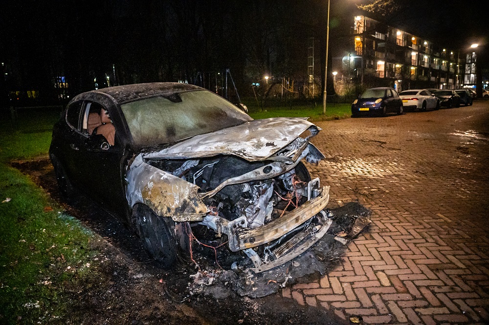 Auto door brand verwoest in Arnhem