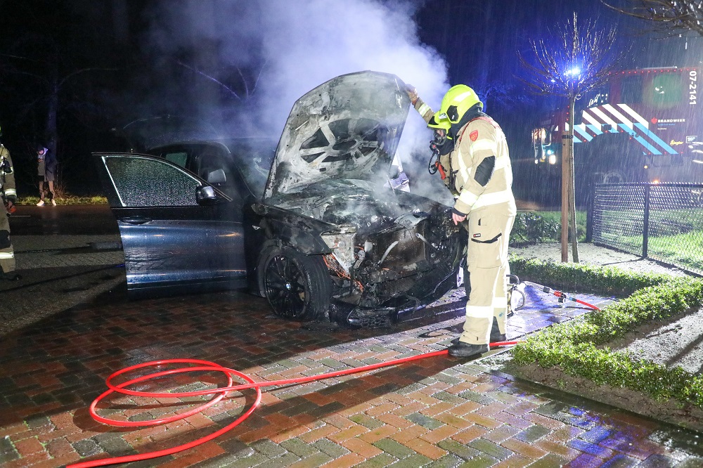 Kind redt zichzelf net op tijd uit brandende auto