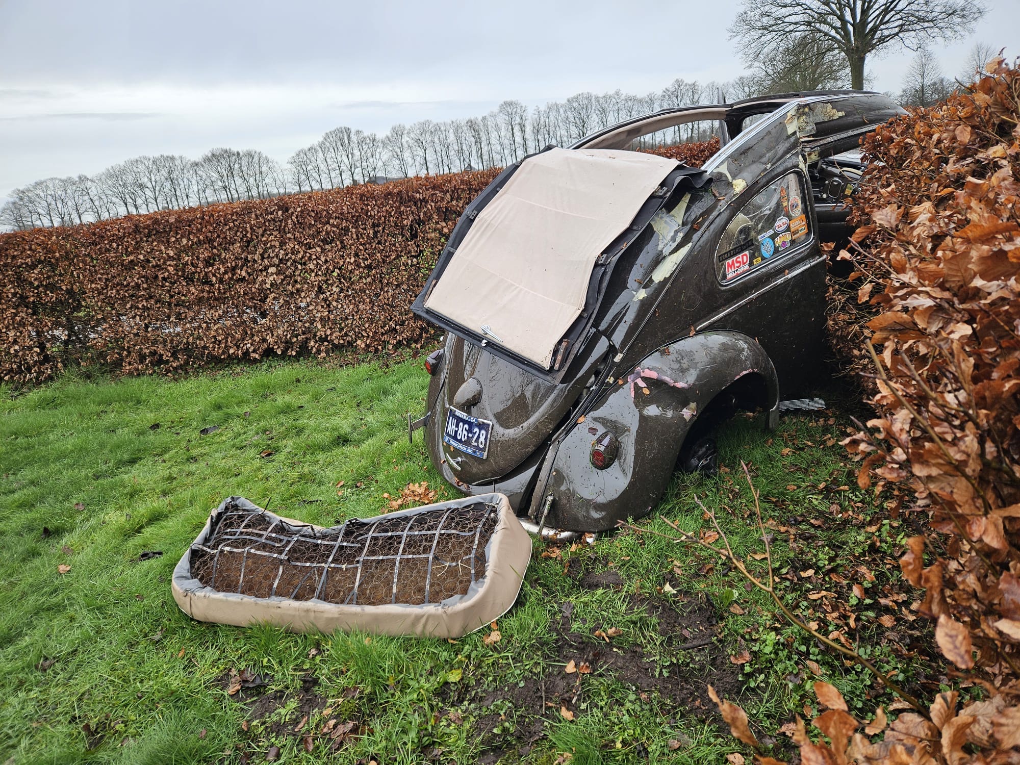 Oldtimer belandt in tuin na botsing