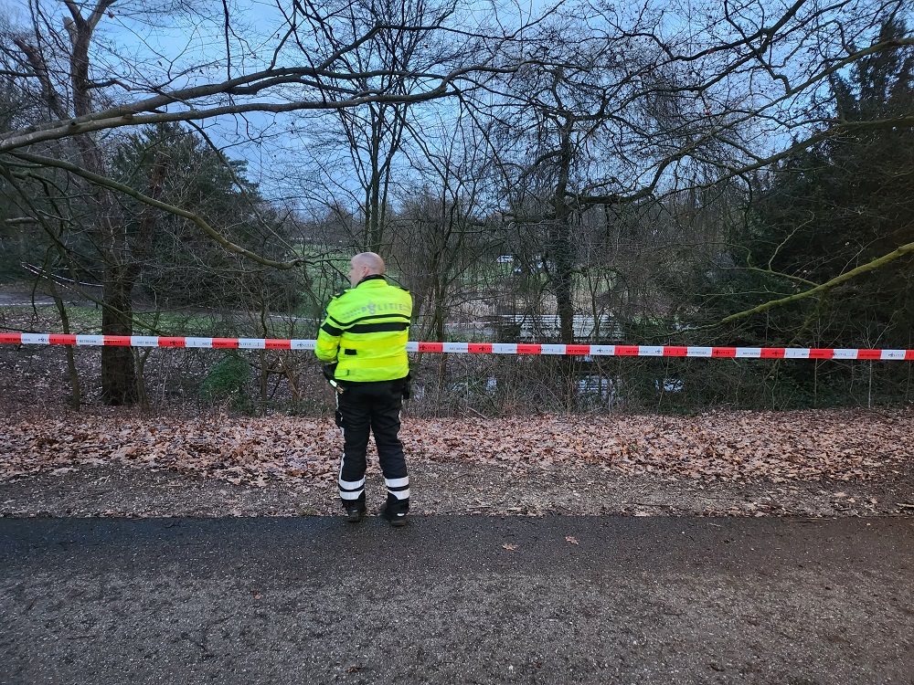 Politie doet onderzoek na vondst overleden persoon