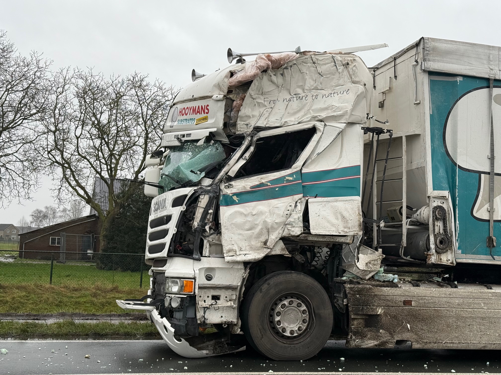 Ravage na frontale aanrijding tussen twee vrachtwagens