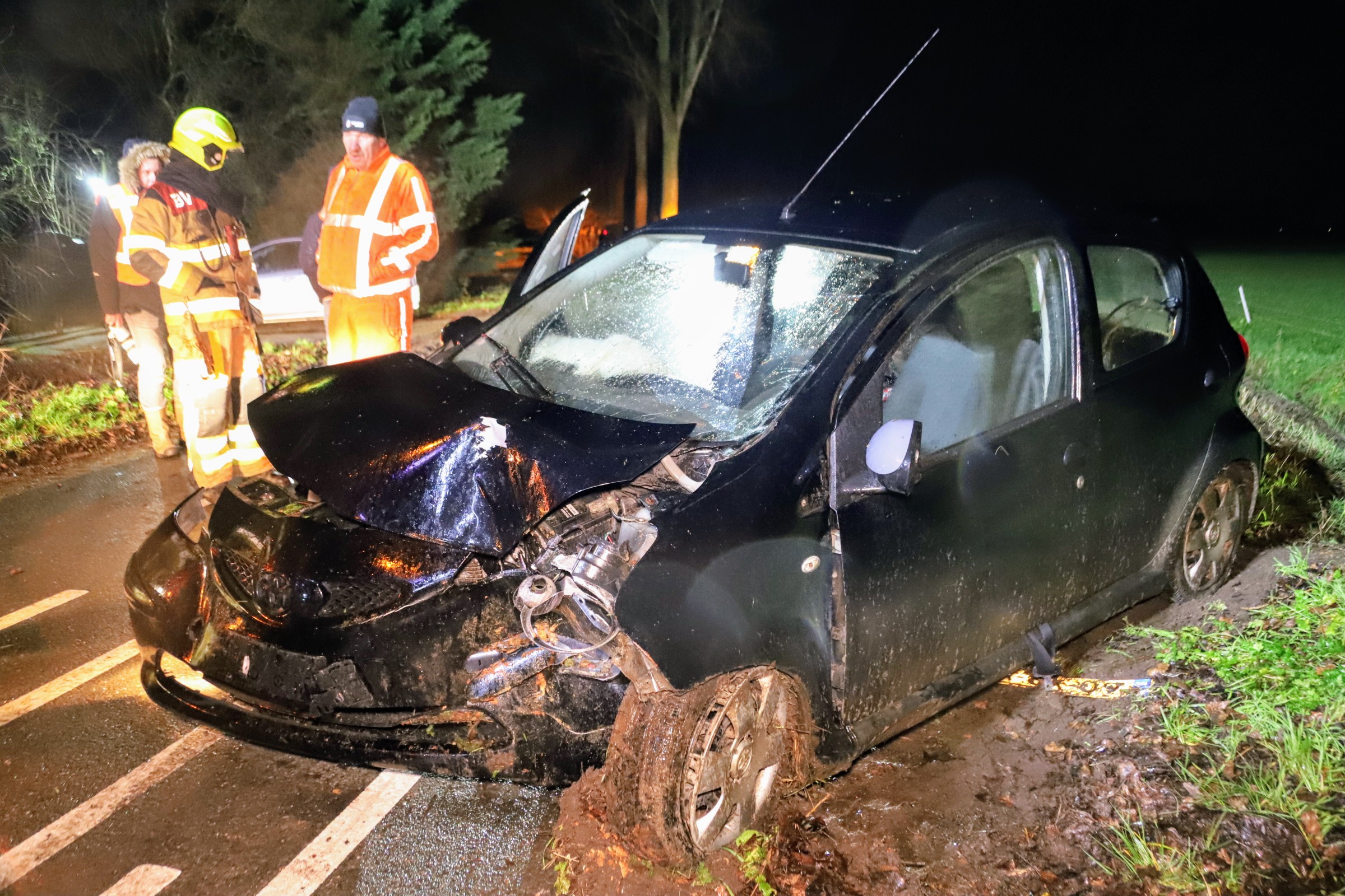 Auto botst tegen boom, bestuurder gewond naar ziekenhuis