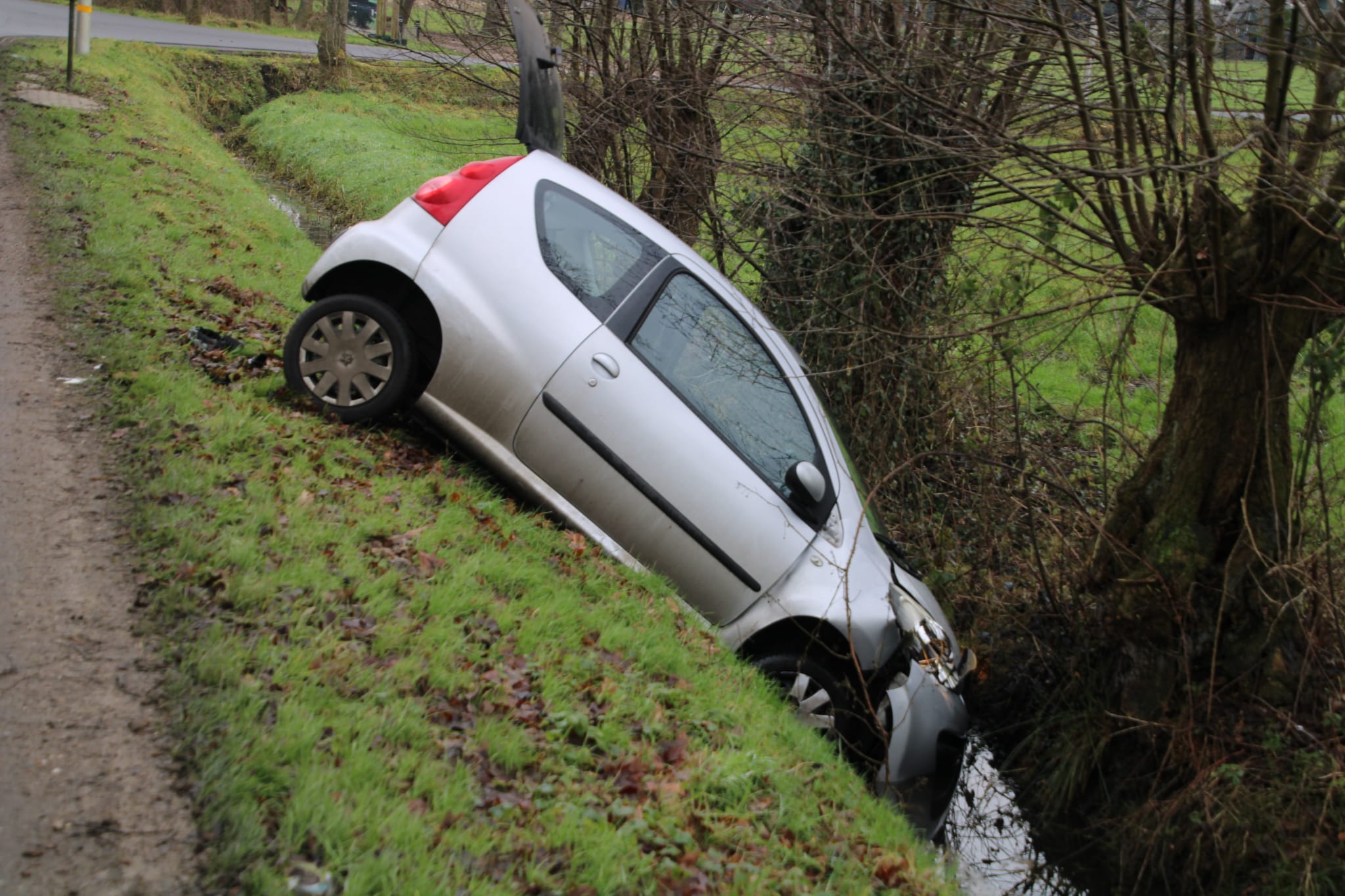 Auto in sloot na botsing, één gewonde