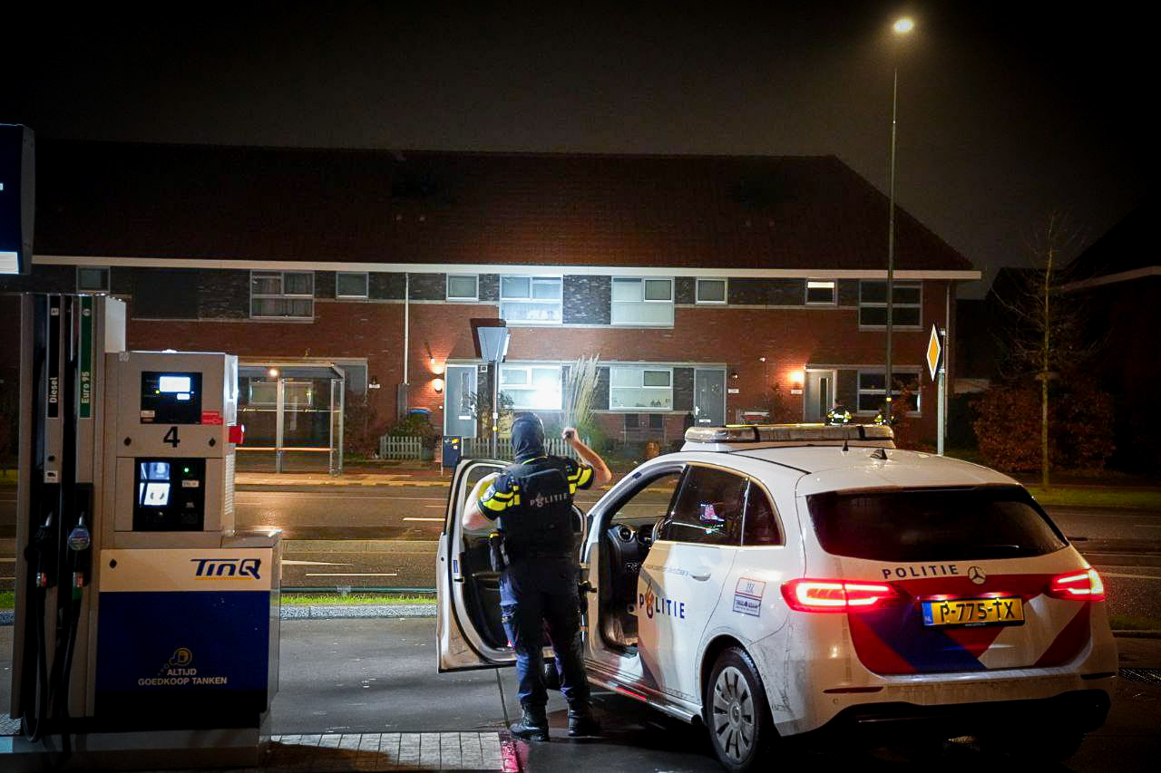 Meerdere meldingen van ‘schoten’, politie start zoektocht rondom tankstation