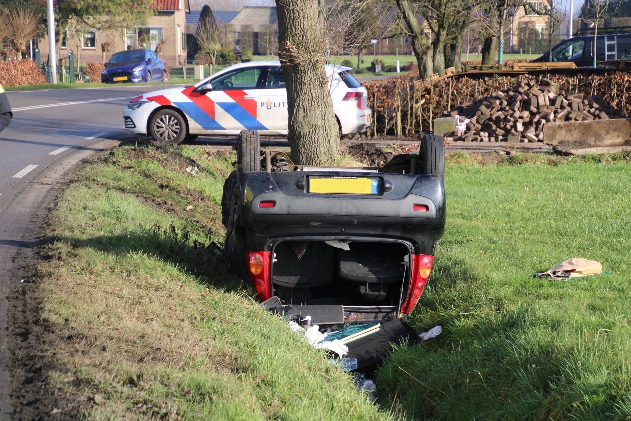 Automobilist belandt op de kop in sloot en raakt lichtgewond