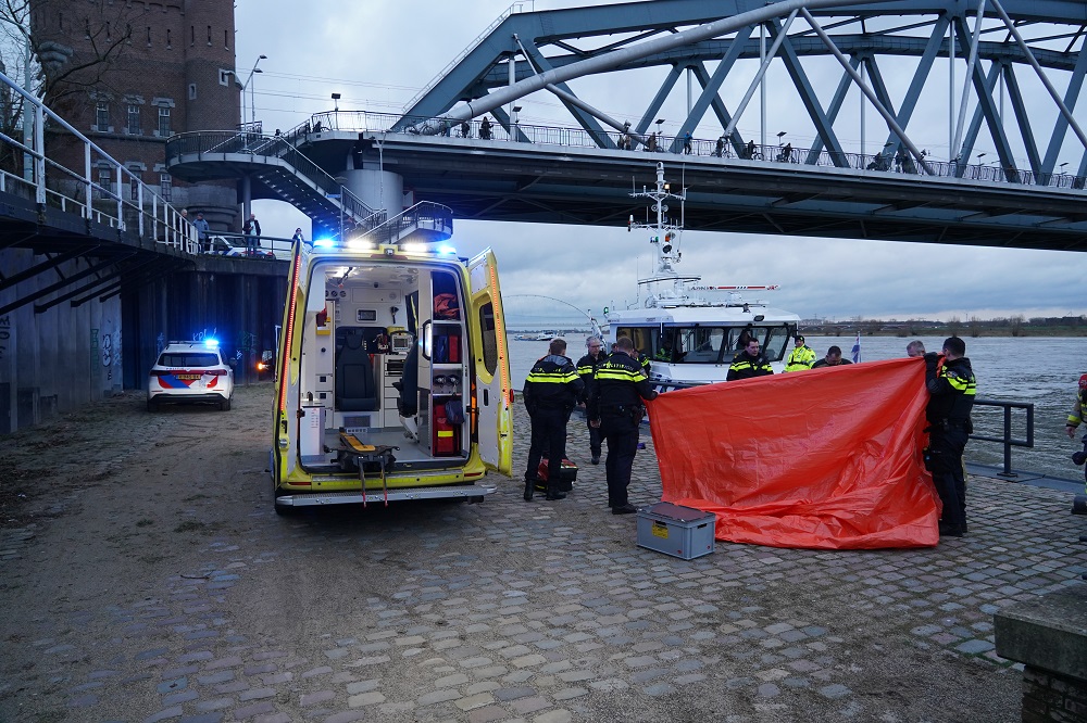 Hulpdiensten massaal uitgerukt voor vrouw in de Waal