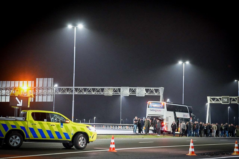 Bus ontruimd op snelweg na ontploffing in motorruimte