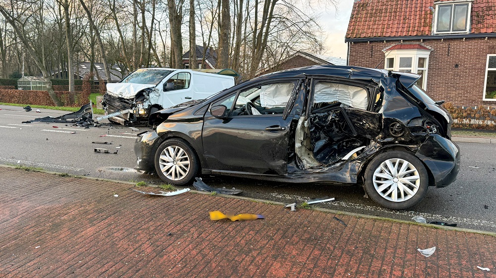Ravage na ongeval tussen twee auto’s en bestelbus