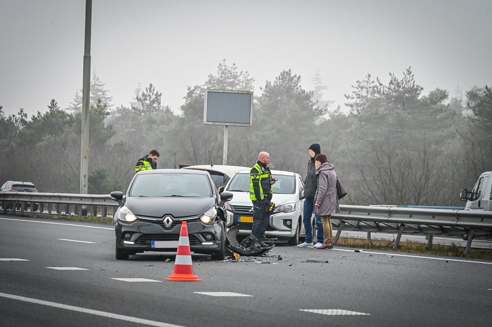Drie auto’s en vrachtwagen botsen op A50 bij Arnhem