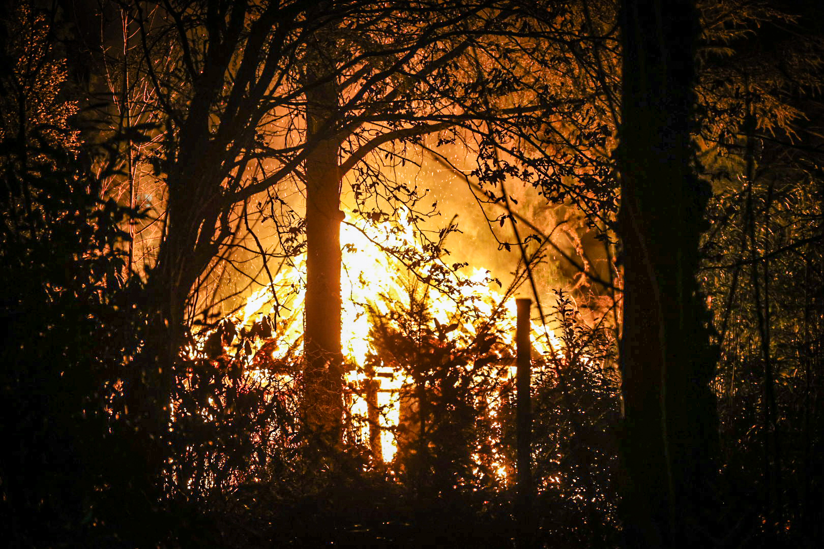 Forse uitslaande brand in gebouw bij oogkliniek