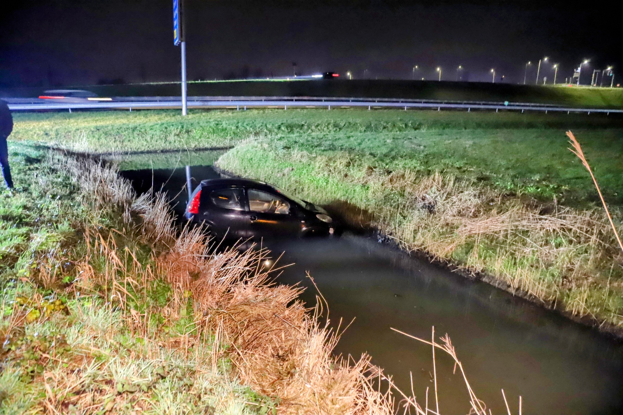 Bestuurder mist bocht en raakt te water