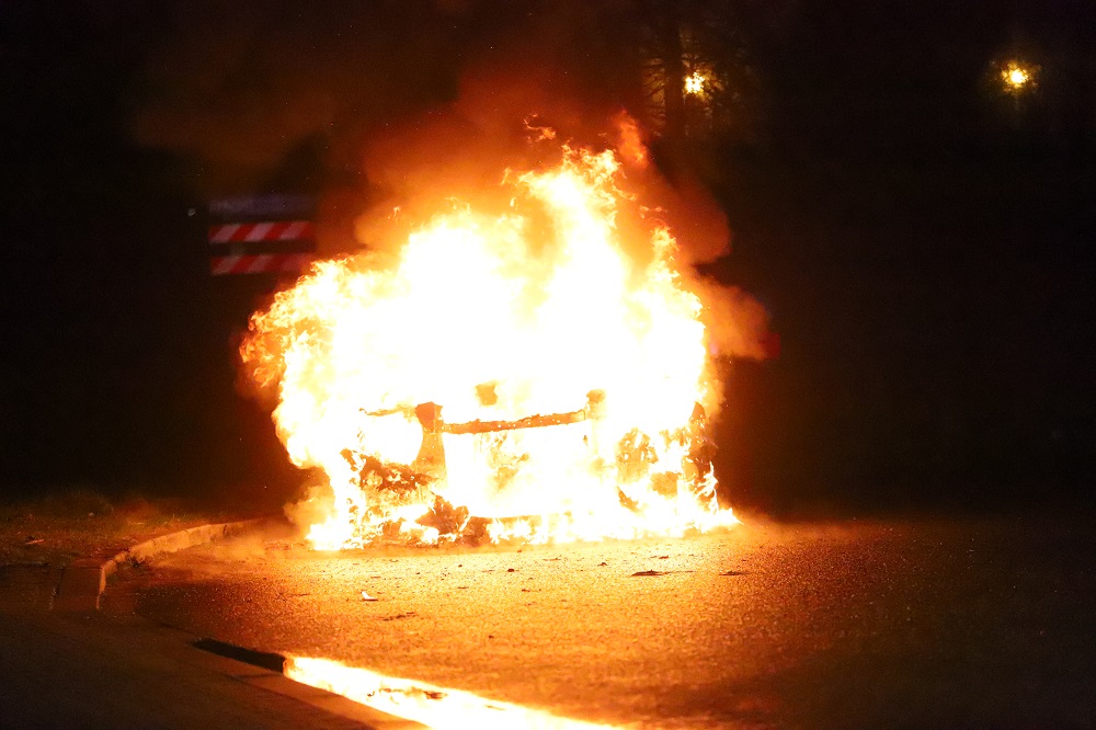 Elektrische Audi volledig uitgebrand, politie onderzoekt oorzaak
