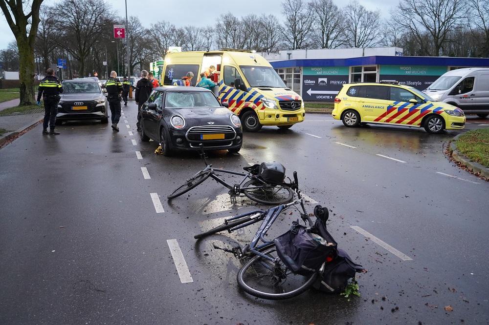 Auto botst hard tegen fietsers, traumahelikopter landt in de buurt